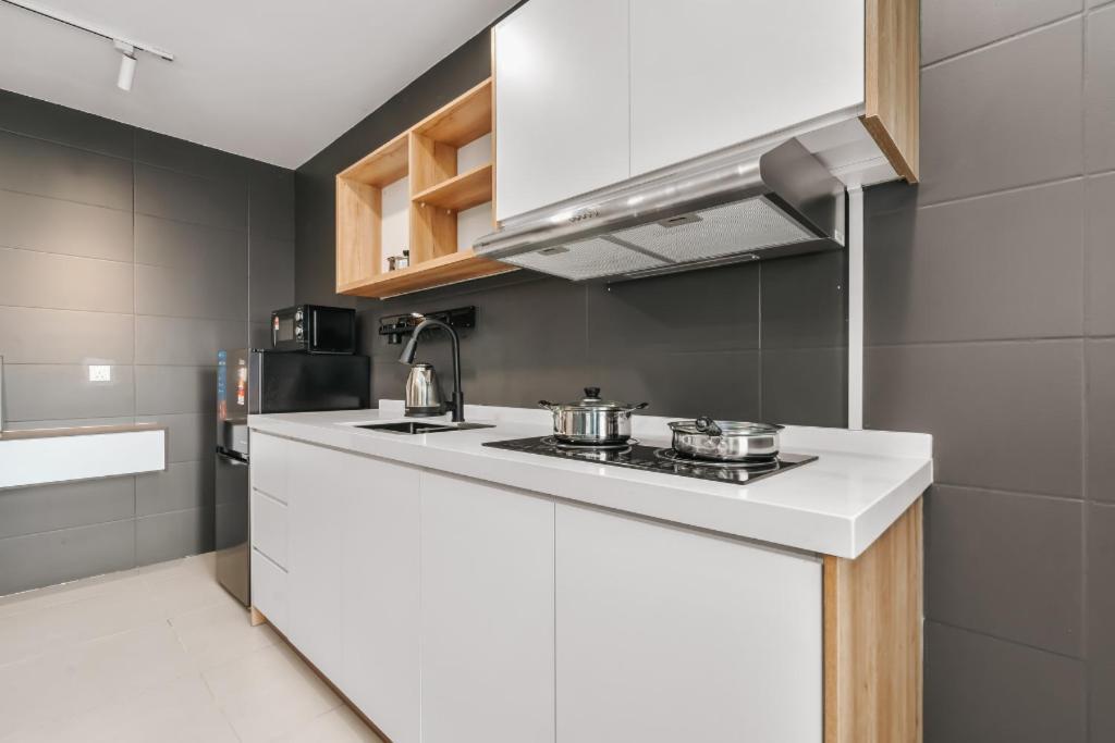 Nowhere 2Br & 2Bath Apartment With Balcony @ Reizz Residences Kuala Lumpur Esterno foto